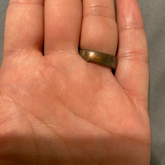 Gorgeous ring - Picture 3 of 3